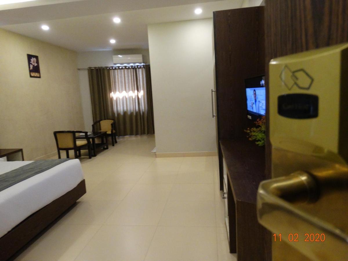 Hotel Le Sapphire Султан Батери Екстериор снимка